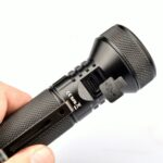 Компактен далекобоен фенер Dulotec E2 с включена батерия » Dulotec.com
